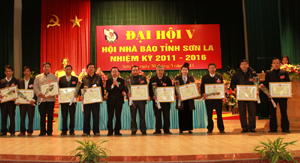 Ban chấp hành Hội nhà báo tỉnh Sơn La khóa V nhiệm kỳ 2011 - 2016 ra mắt Đại hội.